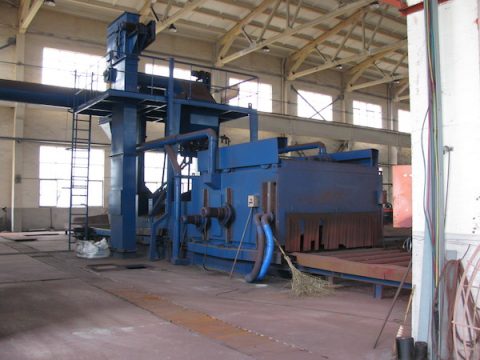 Shot blasting machine for plate treatment