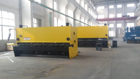 yellow hydraulic guillotine shearing machines